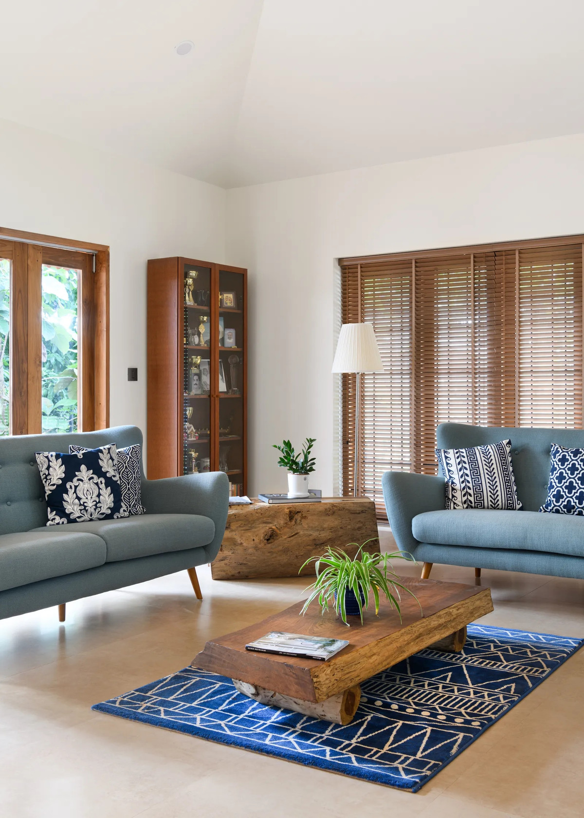 Để đối phó với thời tiết oi bức, kiến trúc sư sử dụng hàng loạt các giải pháp cách nhiệt như tháp gió phía trên cầu thang, mái ngói đất sét nung, hệ thống thoát khí trong phòng ngủ...Ảnh: Architecturaldigest