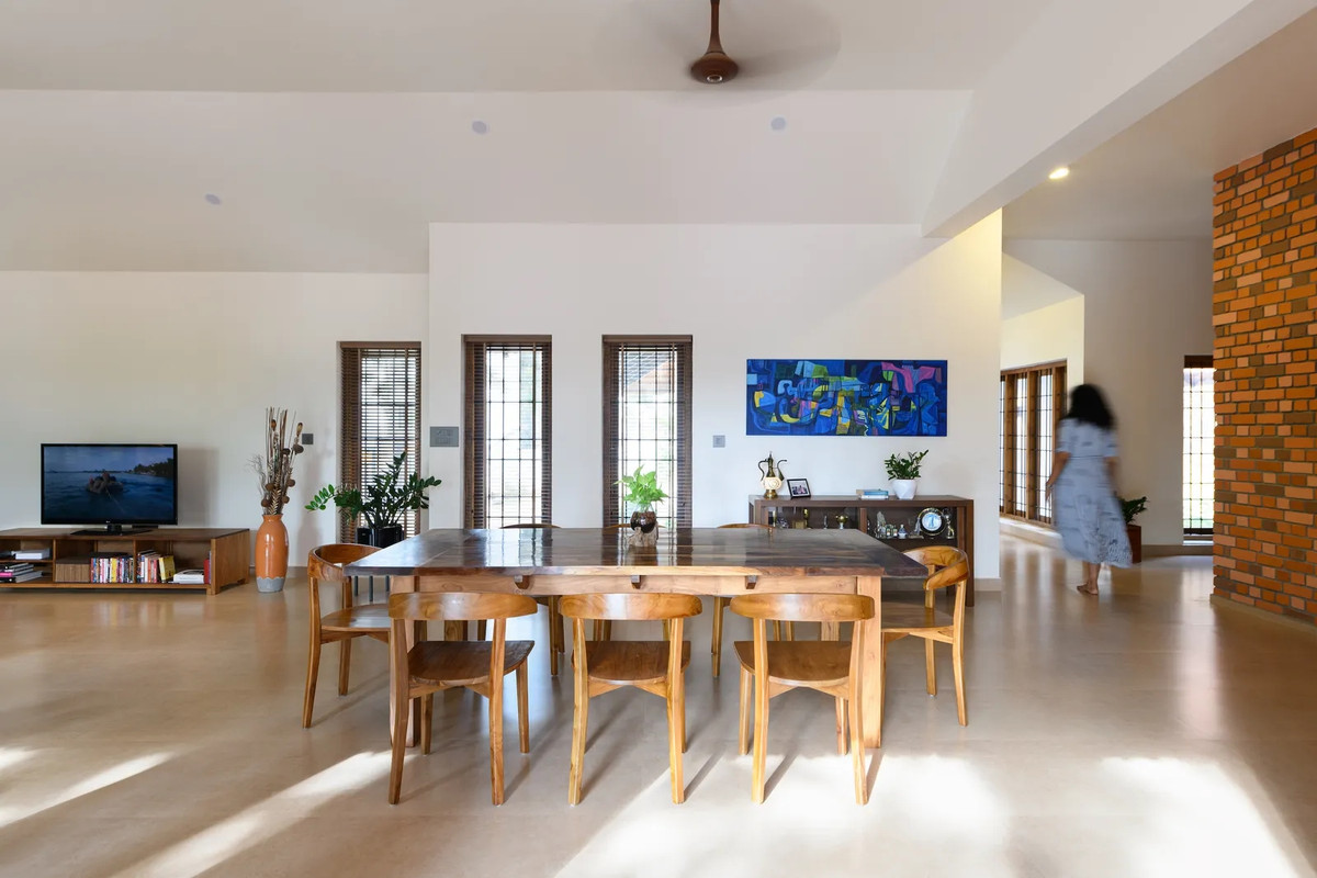 Phòng ăn trải dài ra một sân hiên bên ngoài tạo nên không gian sinh hoạt chung ấm cúng, thoáng đãng. Ảnh: Architecturaldigest