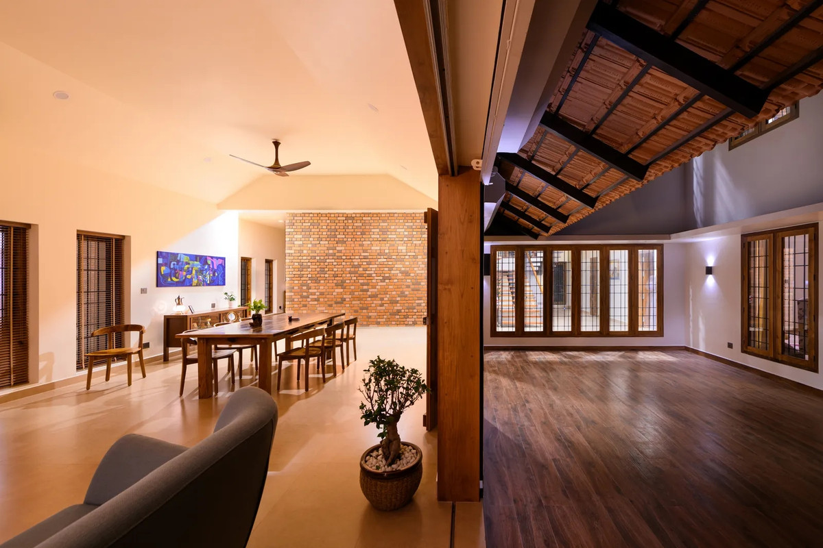 Khối thứ hai là không gian chung, có phòng sinh hoạt gia đình - ăn, phòng bếp, khu vực sinh hoạt cho người làm ở phía sau và thư viện ở tầng 2. Ảnh: Architecturaldigest