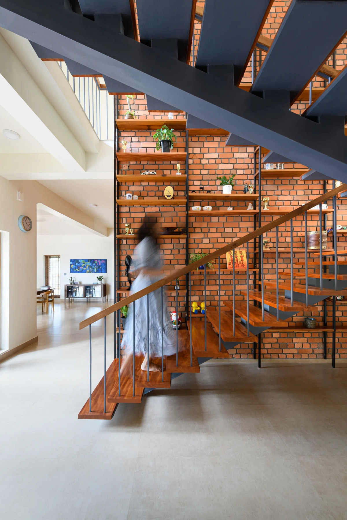 Tháp gió phía trên cầu thang có khả năng hút và đẩy gió, giúp làm mát cho căn nhà một cách tự nhiên. Ảnh: Architecturaldigest