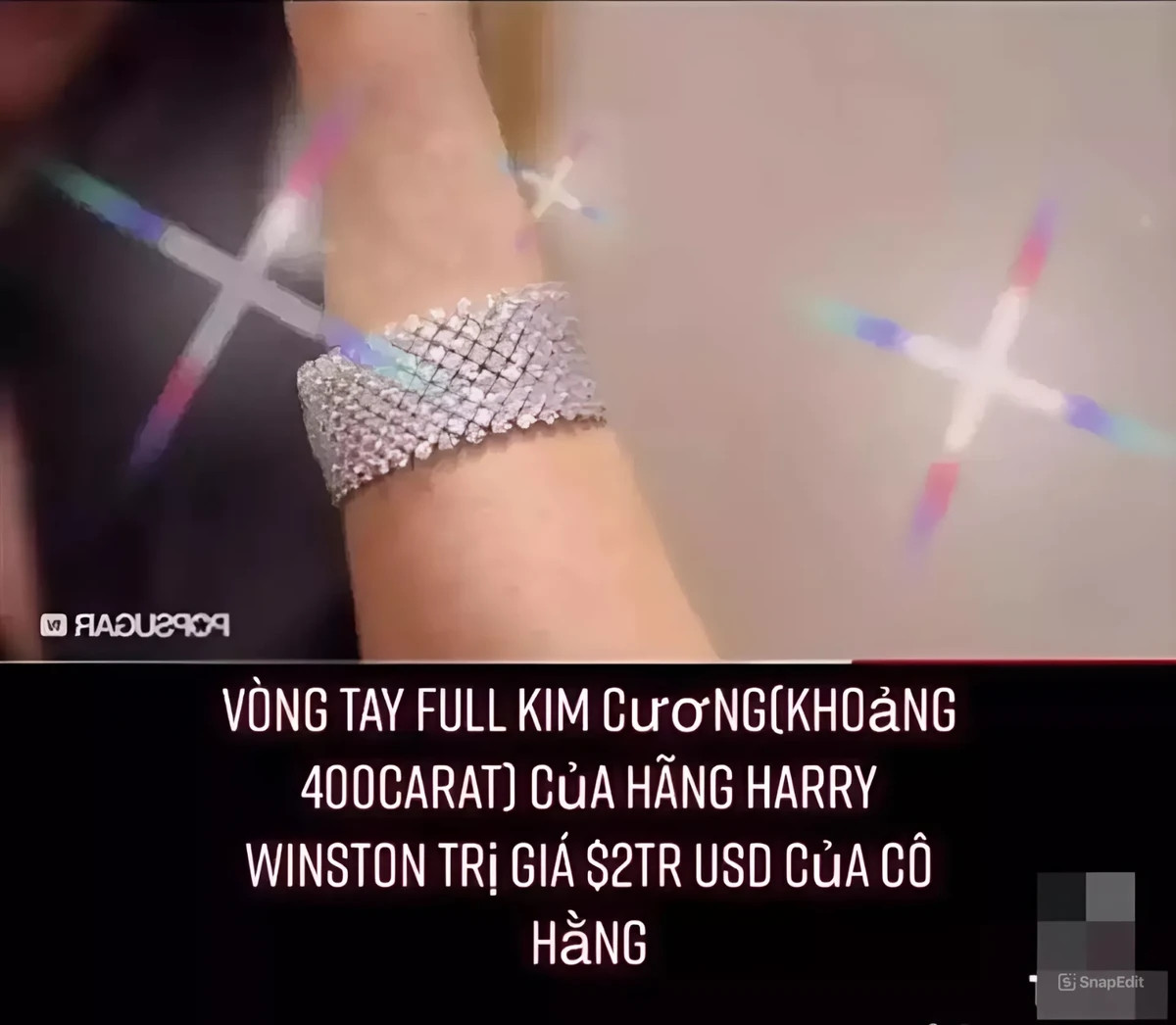 Chiếc vòng tay full kim cương đến từ hãng Harry Winston trị giá 2 triệu đô của bà Phương Hằng. Ảnh: Saostar