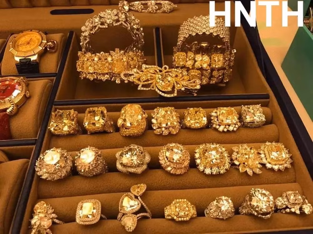 Bà Nguyễn Phương Hằng nổi tiếng với đam mê sưu tập kim cương, có thời điểm, tổng giá trị bộ sưu tập kim cương của bà chạm ngưỡng 300 triệu USD (hơn 7.300 tỷ đồng). Ảnh chụp màn hình