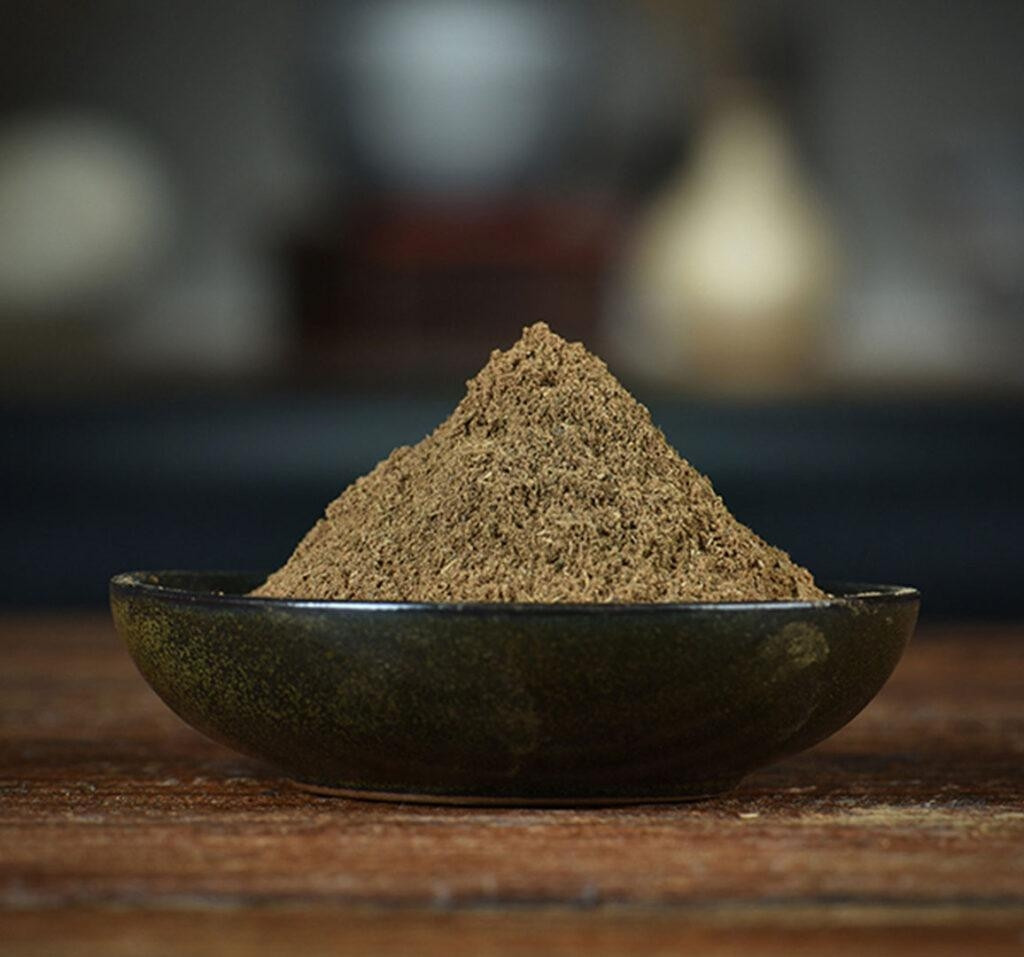 Ngày nay, trầm hương được thương mại hóa dưới nhiều hình thức khác nhau, chủ yếu phục vụ cho mục đức cải thiện sức khỏe, đời sống của con người như dầu trầm, bột trầm, nhang trầm... Ảnh minh họa