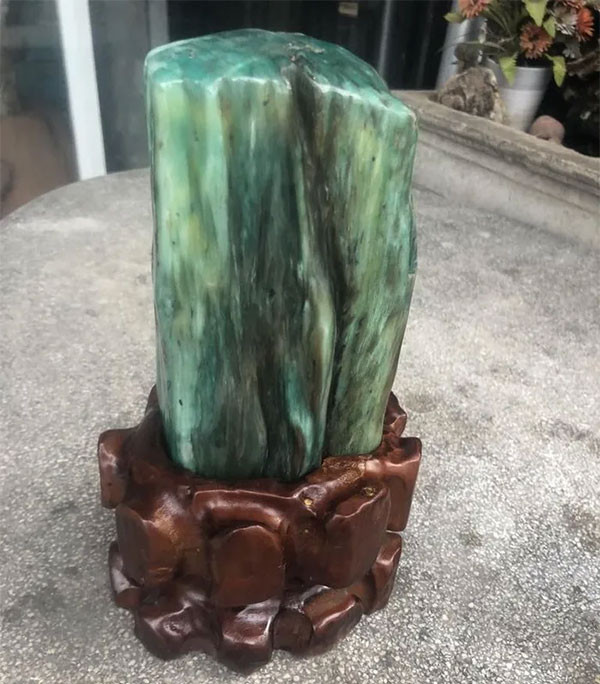 Theo các nhà thần học phương Tây, nguyên bản là khúc gỗ mục nát, sau khi trải qua quá trình bị thạch anh hóa thì biến thành một loại đá quý. Ảnh: Internet