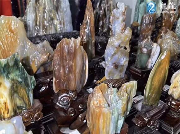 Ngoài làm trang sức, gỗ hóa thạch còn được sử dụng để làm bàn ghế. Nhờ độ cứng và chắc, những vật dụng làm từ gỗ hóa thạch rất bền, có thể sử dụng lâu dài. Ảnh: Internet