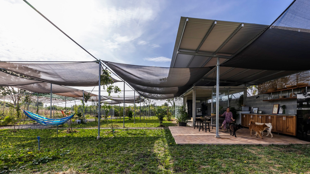 Công trình không chỉ chú trọng vật liệu xây dựng mà còn tạo ra một hệ sinh thái địa phương với nhiều loại cây ăn được, cây cảnh, võng và rèm tre gắn vào các cột thép. Ảnh: Hiroyuki Oki