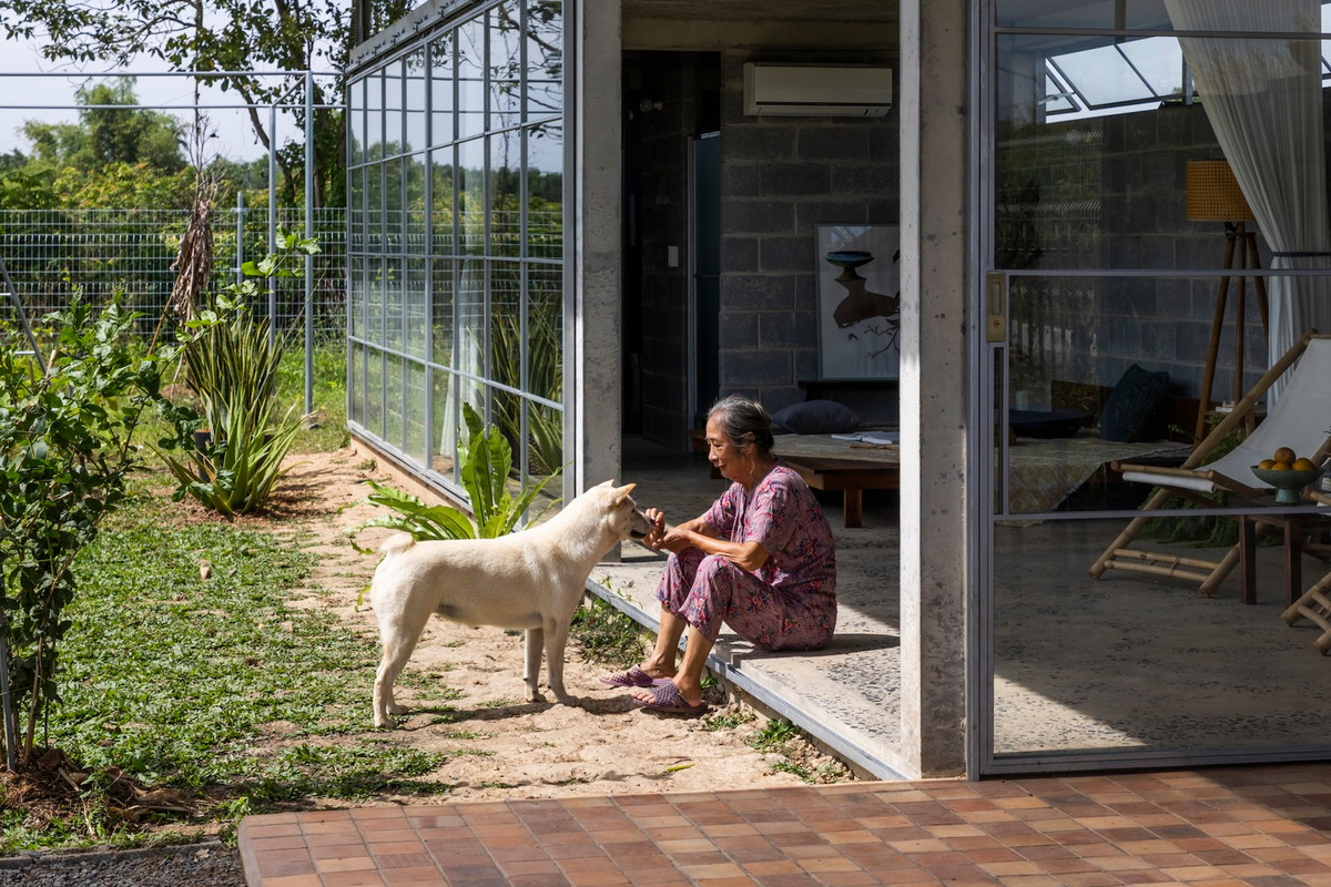 Các cột thép sản xuất hàng loạt được chôn dưới nền bê tông sâu để không cần dầm nền. Ảnh: Hiroyuki Oki