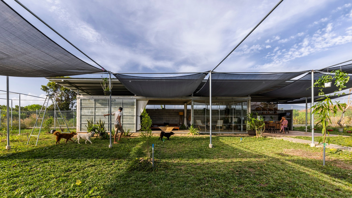 Trên khu đất rộng 1.000m2, ngôi nhà là một công trình kiến trúc nổi bật tại Hòa Hiệp (Vũng Tàu). Ảnh: Hiroyuki Oki