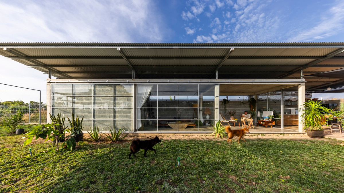 Theo đó, thiết kế ngôi nhà mang những đặc điểm "bình thường" của các ngôi nhà ngoại ô: một ngôi nhà hình hộp nhỏ gọn nằm sâu bên trong khu đất rộng, với mái thép lớn che phủ tạo bóng mát. Ảnh: Hiroyuki Oki