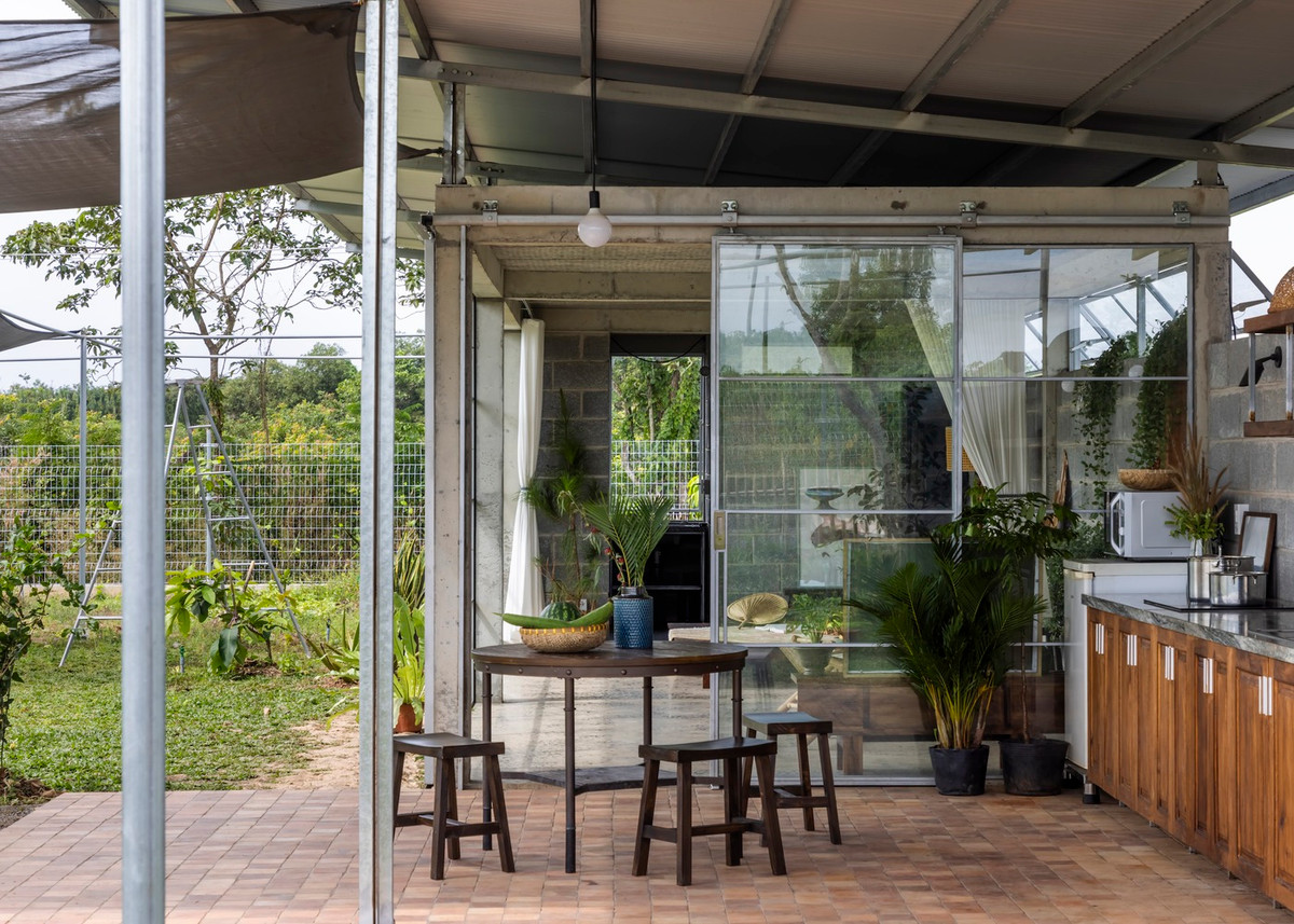 Cấu trúc bê tông và tường khối xác định không gian nội thất tối thiểu, trong khi mái thép nổi tạo ra khu vực bán ngoài trời cho bếp và khu ăn uống. Ảnh: Hiroyuki Oki