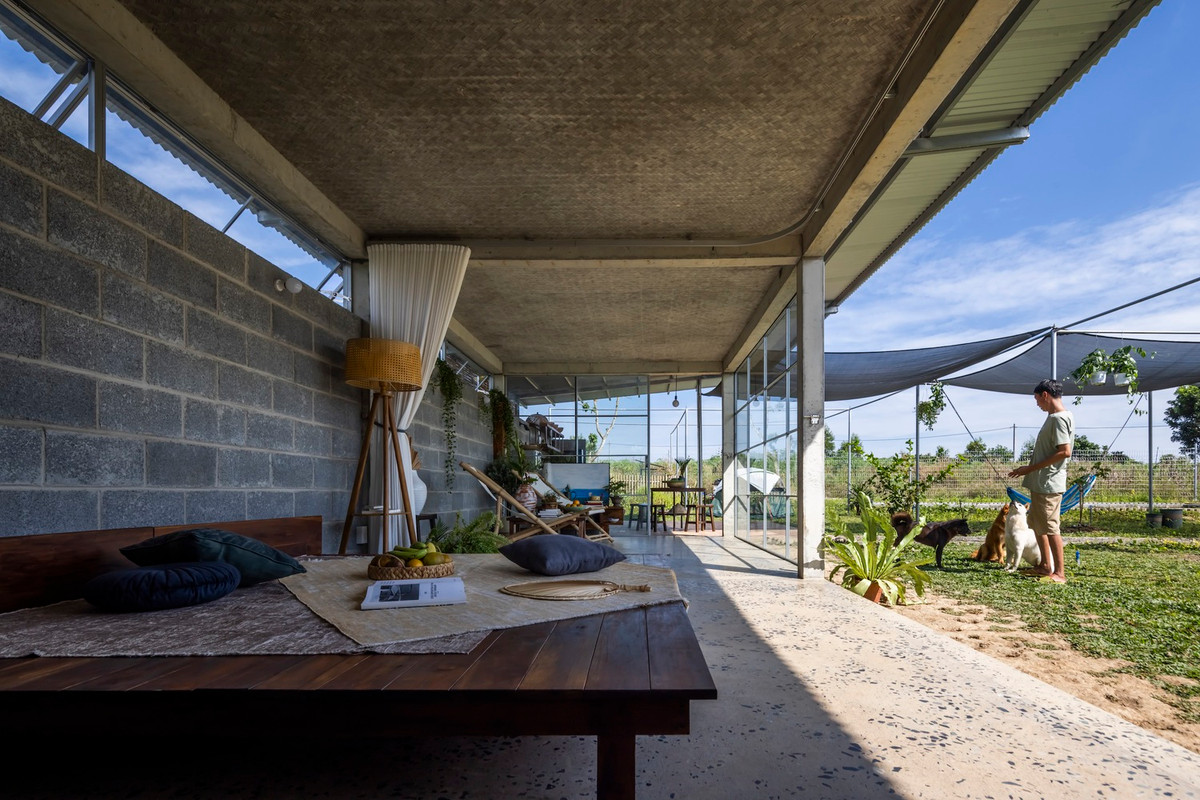 Hệ thống mái đôi giúp giảm lượng nhiệt mặt trời cũng như nguy cơ thấm nước, và thúc đẩy thông gió tự nhiên. Ảnh: Hiroyuki Oki