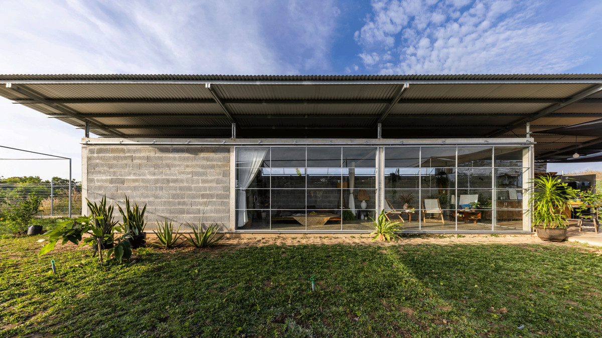 Do vị trí biệt lập, việc xây dựng một ngôi nhà với ngân sách chỉ 19.000 USD (tương đương hơn 450 triệu VNĐ) đồng nghĩa với việc phải tìm nguồn cung ứng tất cả các vật liệu và kỹ thuật tại địa phương. Ảnh: Hiroyuki Oki