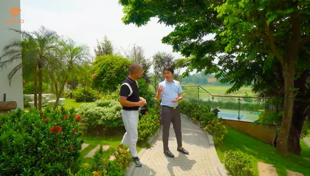 Bác sĩ còn thuê 2 người chăm sóc biệt thự và dọn dẹp, tỉa cành trồng cây. Ảnh chụp màn hình NhaTo