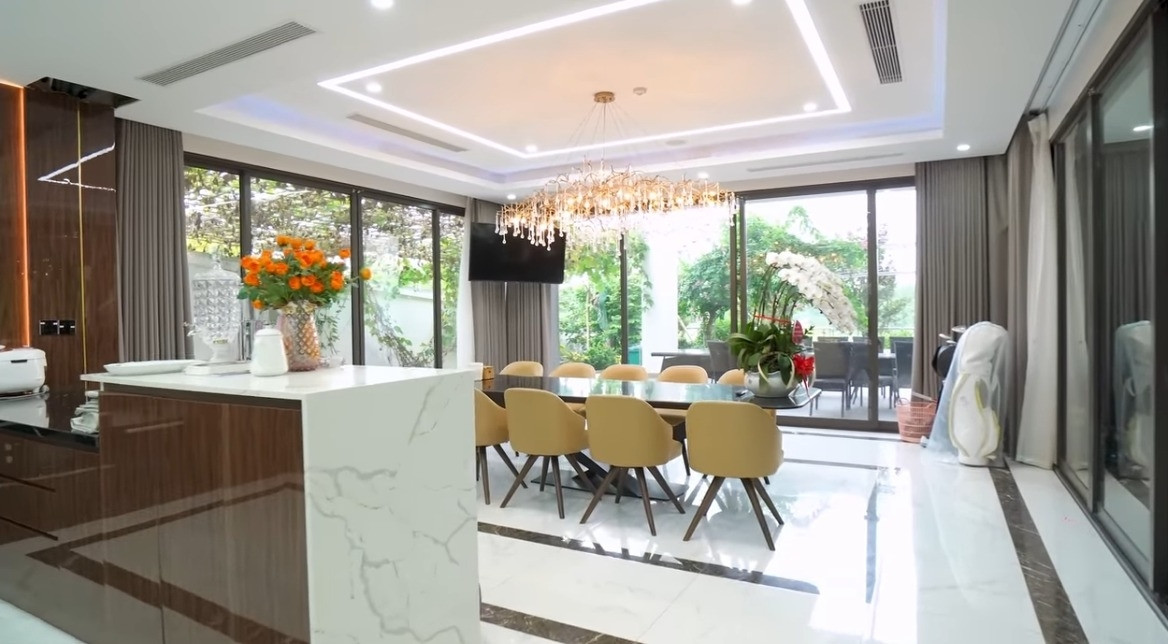 Khu vực bếp - bàn ăn thoáng đãng. Ảnh chụp màn hình NhaTo