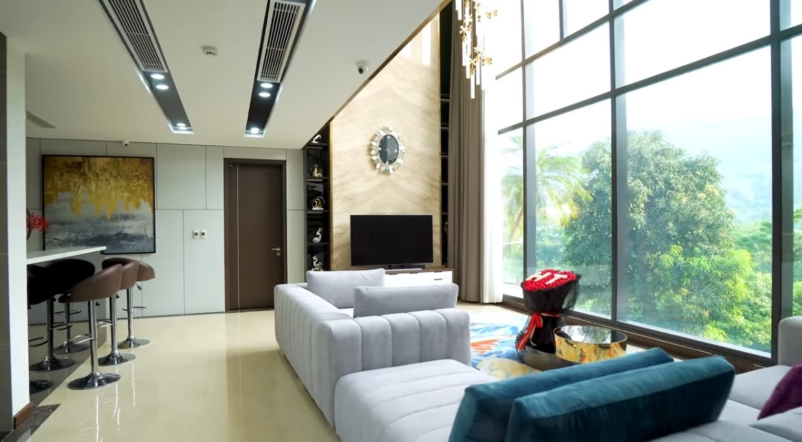 Tầng 3 và 4 thiết kế liên thông bằng tường kính trong suốt, giúp dễ dàng thưởng ngoạn khung cảnh bên ngoài. Ảnh chụp màn hình NhaTo