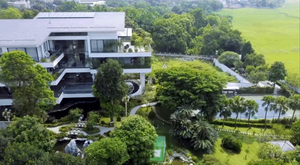 Căn biệt thự nghỉ dưỡng sở hữu tầm nhìn rộng mở hướng ra thiên nhiên, giúp gia chủ tận hưởng trọn vẹn cảm giác bình yên và thư giãn. Ảnh chụp màn hình NhaTo