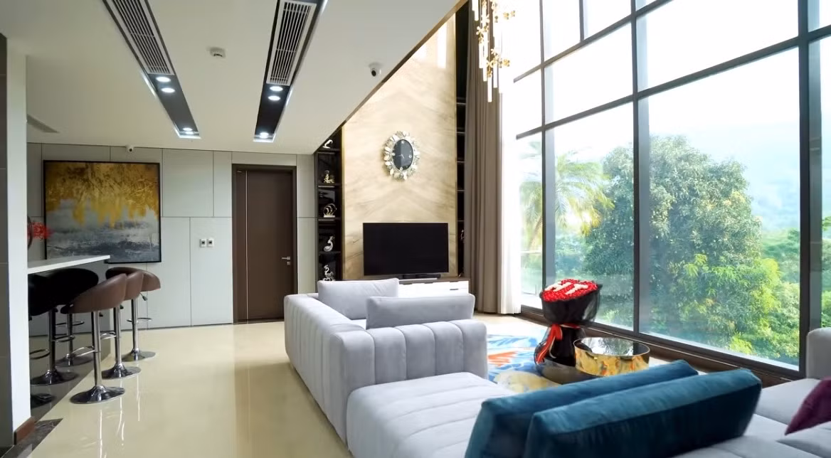 Tầng 3 và 4 thiết kế liên thông bằng tường kính trong suốt, giúp dễ dàng thưởng ngoạn khung cảnh bên ngoài. Ảnh chụp màn hình NhaTo