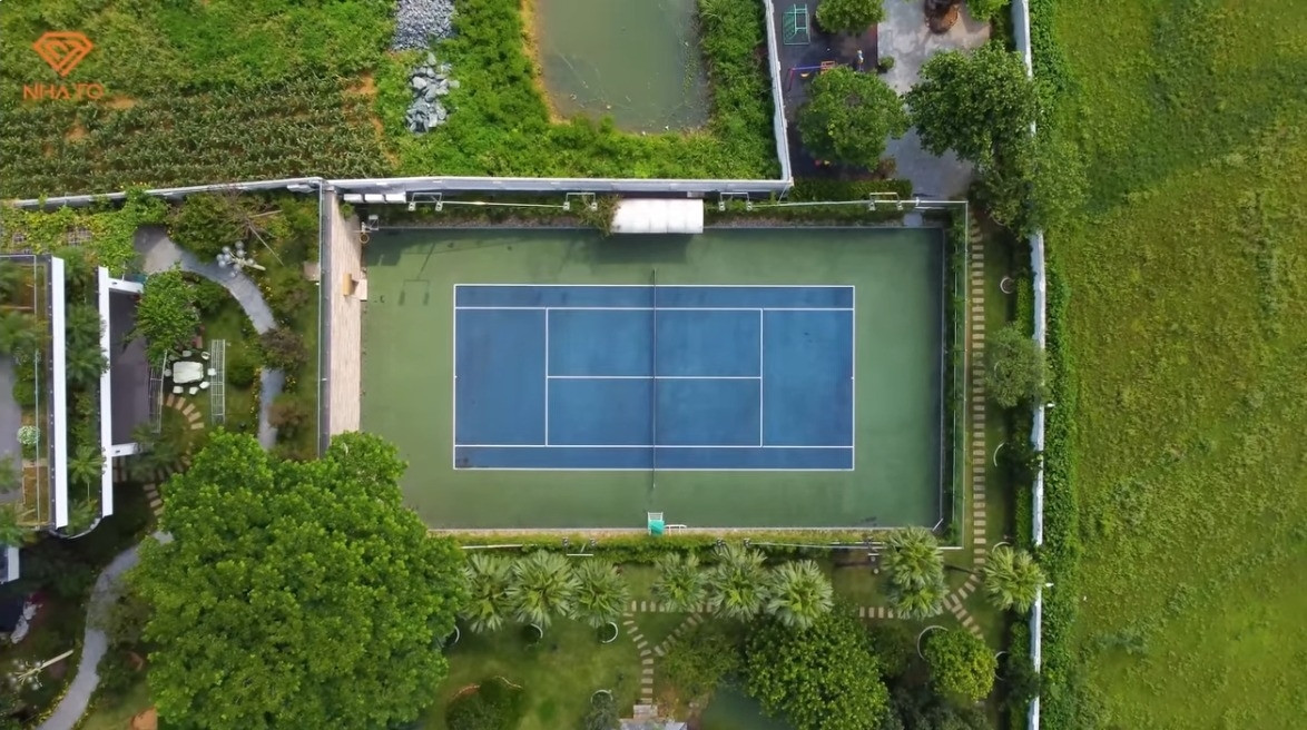 Bên cạnh hồ bơi, biệt thự còn có khu tập thể thao, sân golf mini và sân tennis, đáp ứng nhu cầu giải trí và rèn luyện của gia chủ. Ảnh chụp màn hình NhaTo