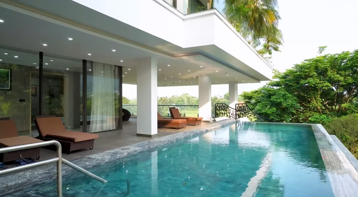 Hồ bơi vô cực là điểm nhấn độc đáo trong căn biệt thự nghỉ dưỡng. Ảnh chụp màn hình NhaTo