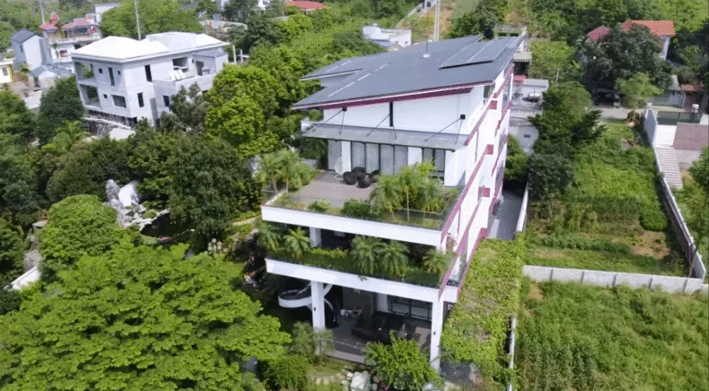 Biệt thự có kết cấu 5 tầng, trong đó 4 tầng lầu được bố trí tinh tế với 7 phòng ngủ, phòng khách rộng rãi, khu vực bếp hiện đại và phòng karaoke giải trí. Ảnh chụp màn hình NhaTo