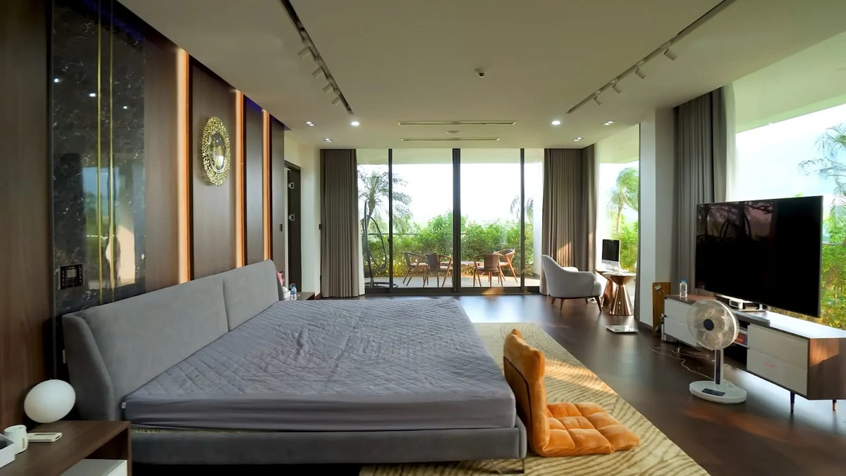 Phòng ngủ chính với tầm view bao quát núi đồi. Ảnh chụp màn hình NhaTo
