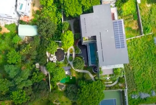 Đây là nơi gia đình bác sĩ nghỉ ngơi vào dịp cuối tuần. Căn biệt thự nằm trên khuôn viên rộng 6.000m2, tại đỉnh của một sườn đồi gần suối Voi – cách Hà Nội 30 phút đi xe ô tô. Ảnh chụp màn hình NhaTo