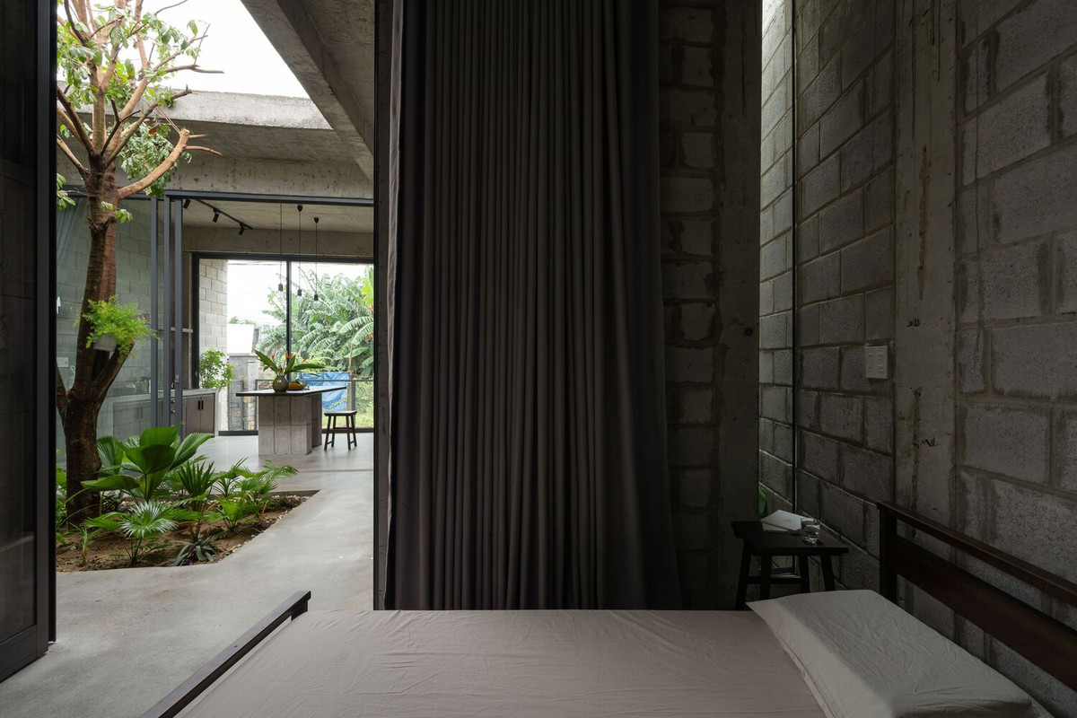 Cửa kính lớn mở ra khu vườn, làm mờ ranh giới giữa trong nhà và ngoài trời, tạo ra một môi trường yên tĩnh, hòa mình vào thiên nhiên. Ảnh: Quang Trần