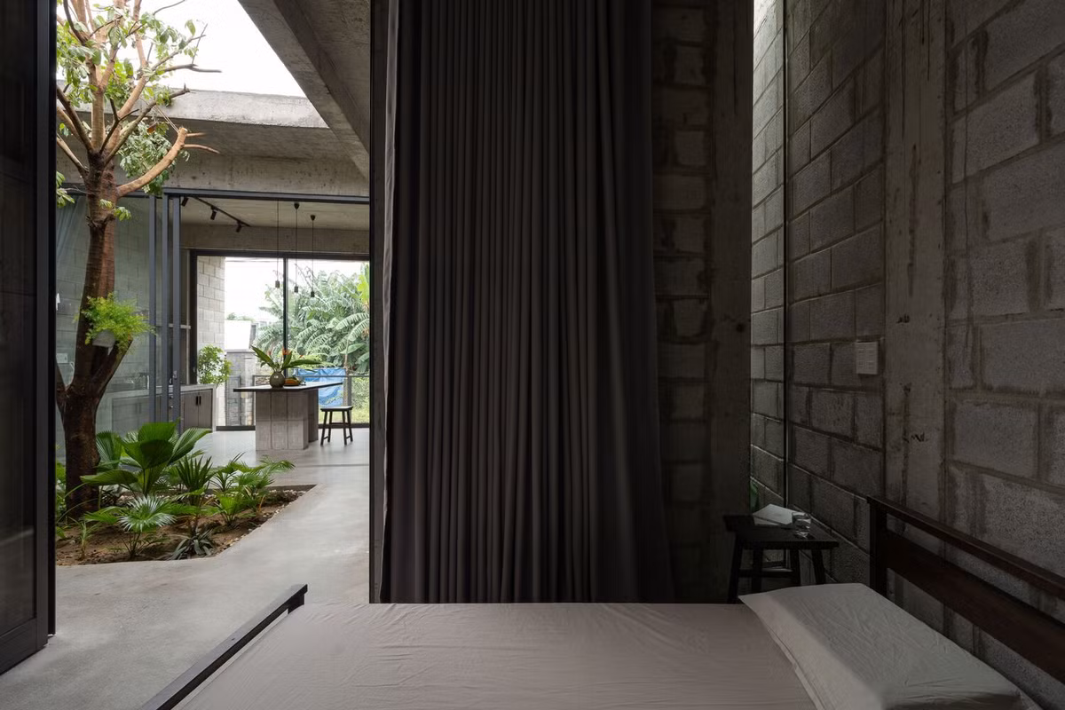 Cửa kính lớn mở ra khu vườn, làm mờ ranh giới giữa trong nhà và ngoài trời, tạo ra một môi trường yên tĩnh, hòa mình vào thiên nhiên. Ảnh: Quang Trần