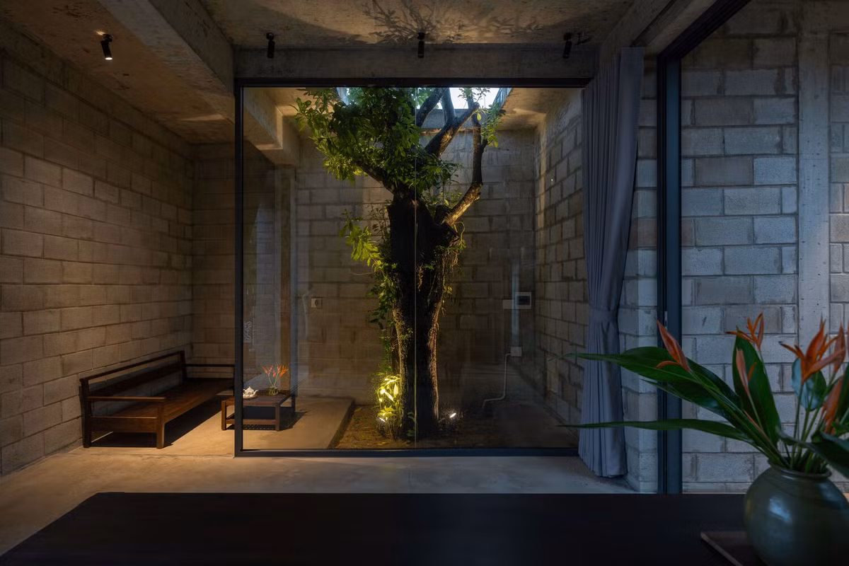 Bên trong, gỗ địa phương tái chế được sử dụng cho nội thất, tăng thêm sự ấm áp. Ảnh: Quang Trần