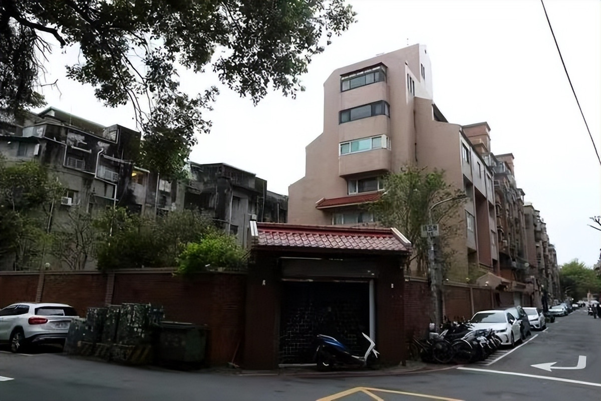 Nững năm gần đây, nữ sĩ Quỳnh Dao sống kín tiếng, hiếm khi xuất hiện trên mạng xã hội. Mẹ đẻ của tác phẩm Hoàn Châu Cách Cách sống trong một căn biệt thự 7 tầng tại thành phố Đài Bắc, Đài Loan (Trung Quốc). Ảnh: Sina