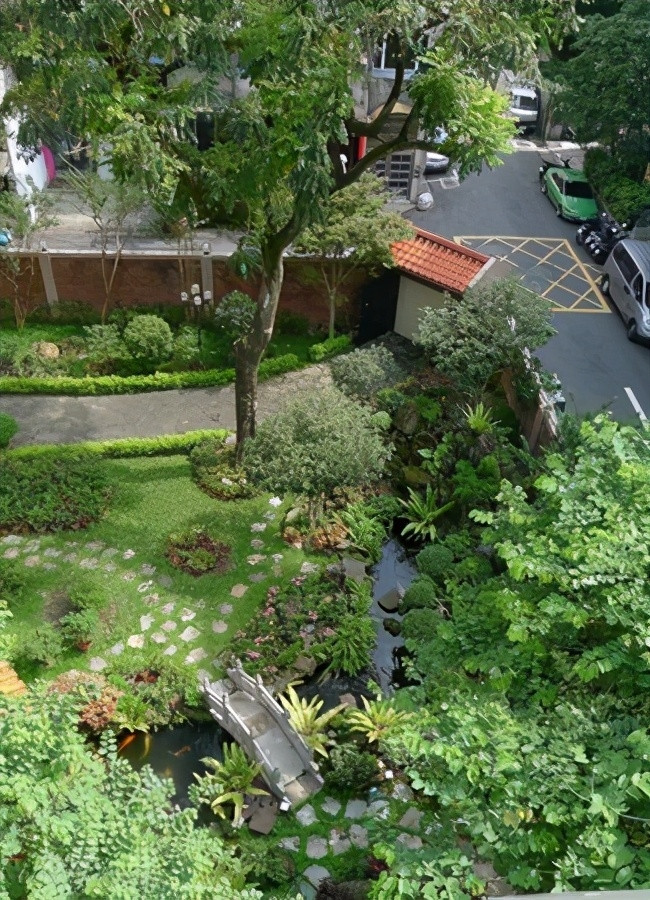 Khu vườn có tiểu cảnh, hòn non bộ và nhiều cây xanh. Ảnh: Sohu