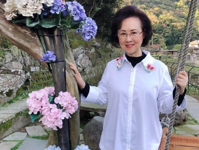 Nữ sĩ Quỳnh Dao nổi tiếng khắp châu Á vì những tác phẩm văn chương ái tình diễm lệ, nhiều tác phẩm từng được chuyển thể thành phim truyền hình như Hoàn Châu Cách Cách, Mùa Thu Lá Bay, Dòng Sông Ly Biệt, Xóm Vắng,... Ảnh: Next Apple