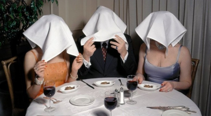 Lý do phải trùm khăn là để thực khách không cảm thấy xấu hổ khi cho vào miệng cả một con chim. Nhưng hơn hết, họ tin rằng trùm khăn kín giúp họ tránh "đôi mắt phán xét" của Chúa khi ăn thịt sinh linh nhỏ bé và xinh đẹp như họa mi. Ảnh: Freepik