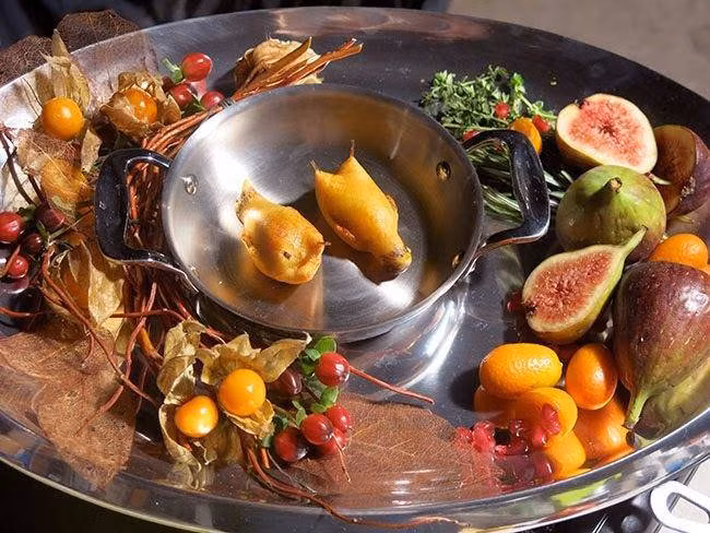 Theo đó, chim họa mi nướng là một trong những món ăn xa xỉ ở Pháp, chỉ dành cho những "quý tộc" bậc nhất châu Âu. Những chú chim được chế biến cầu kỳ để có được phần da căng bóng, béo ngậy. Ảnh: Getty