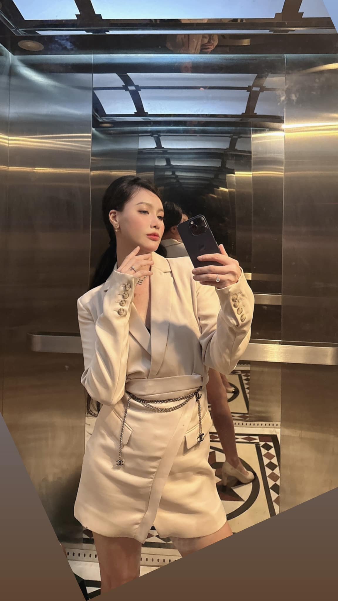 Dù hiếm khi khoe hàng hiệu hay tiền bạc, song thông qua những hình ảnh đời thường nhiều người biết được nữ MC có cuộc sống giàu có. Ảnh: FBNV