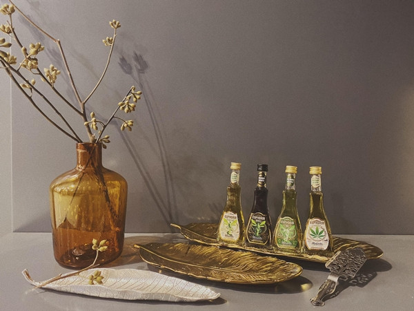 MC Minh Hà sử dụng nến thơm, tinh dầu và những lọ hoa nhỏ để tô điểm cho căn phòng. Ảnh: FBNV