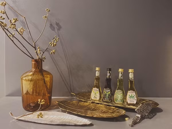 MC Minh Hà sử dụng nến thơm, tinh dầu và những lọ hoa nhỏ để tô điểm cho căn phòng. Ảnh: FBNV