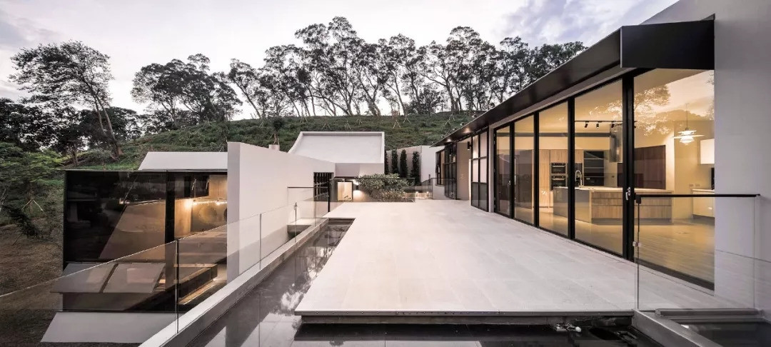 Tòa nhà thứ ba rộng nhất và cao nhất bao gồm các phòng chức năng phòng khách, bếp, phòng ăn, phòng vui chơi trẻ em. Ảnh: Sohu