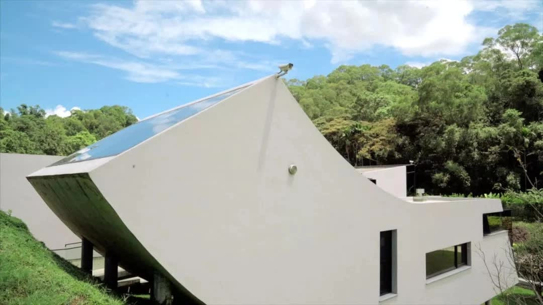 Tòa nhà thứ hai gần với bãi đậu xe ở tầng một, cách đó vài bước chân là không gian dành cho khách, có lối đi riêng. Ảnh: Sohu