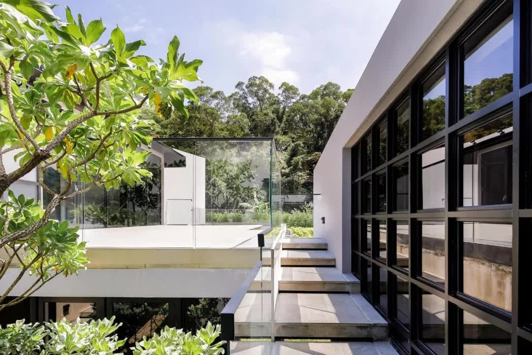 Những không gian nhiều nắng có mành che di động giúp mọi người dễ dàng điều chỉnh ánh sáng khi cần. Ảnh: Sohu