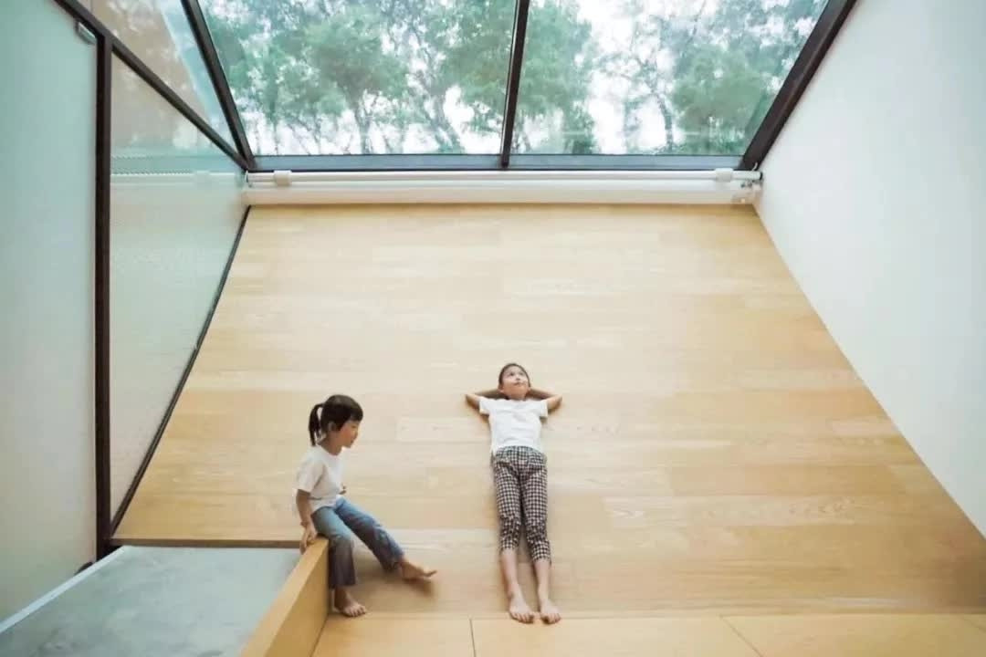 4 tòa nhà có chức năng sinh hoạt khác nhau. Tòa nhà đầu tiên là không gian sống của các con cháu. Ngôi nhà có phần đuôi được thiết kế như cầu trượt dốc, có thể ngắm nhìn bầu trời. Ảnh: Sohu