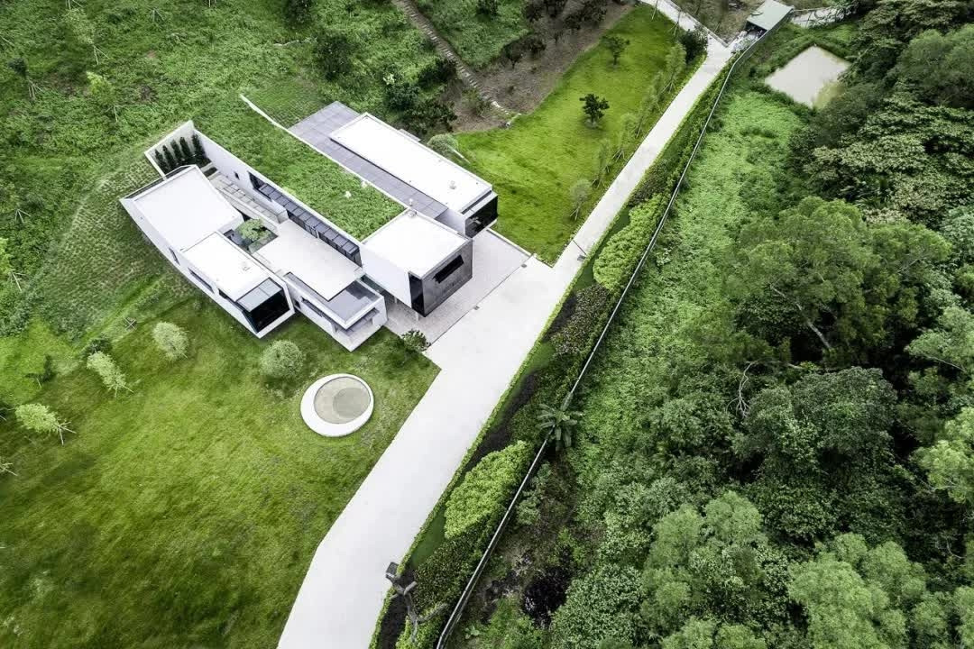 Phần đầu hướng ra bên ngoài thung lũng, hơi nghiêng theo sườn đồi. Phần thứ hai nằm dưới chân núi. Đuôi phần thứ 3 kết nối với núi đồi phía sau. Phần thứ 4 được nâng lên với các không gian độc lập với toàn bộ đồi. Ảnh: Sohu