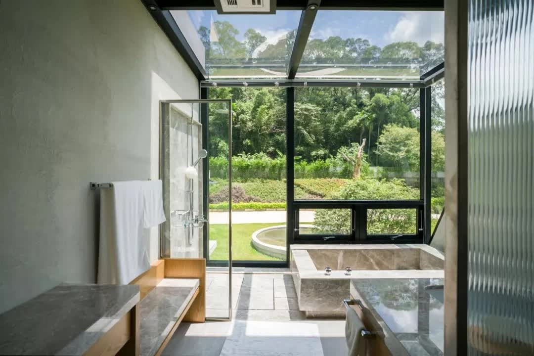 Để tận hưởng thiên nhiên xunh quanh tối đa, căn nhà sử dụng nhiều kính thay vì tường gạch. Những tấm kình này có thể ngăn tia cực tím và cản tầm nhìn từ bên ngoài vào bên trong. Ảnh: Sohu