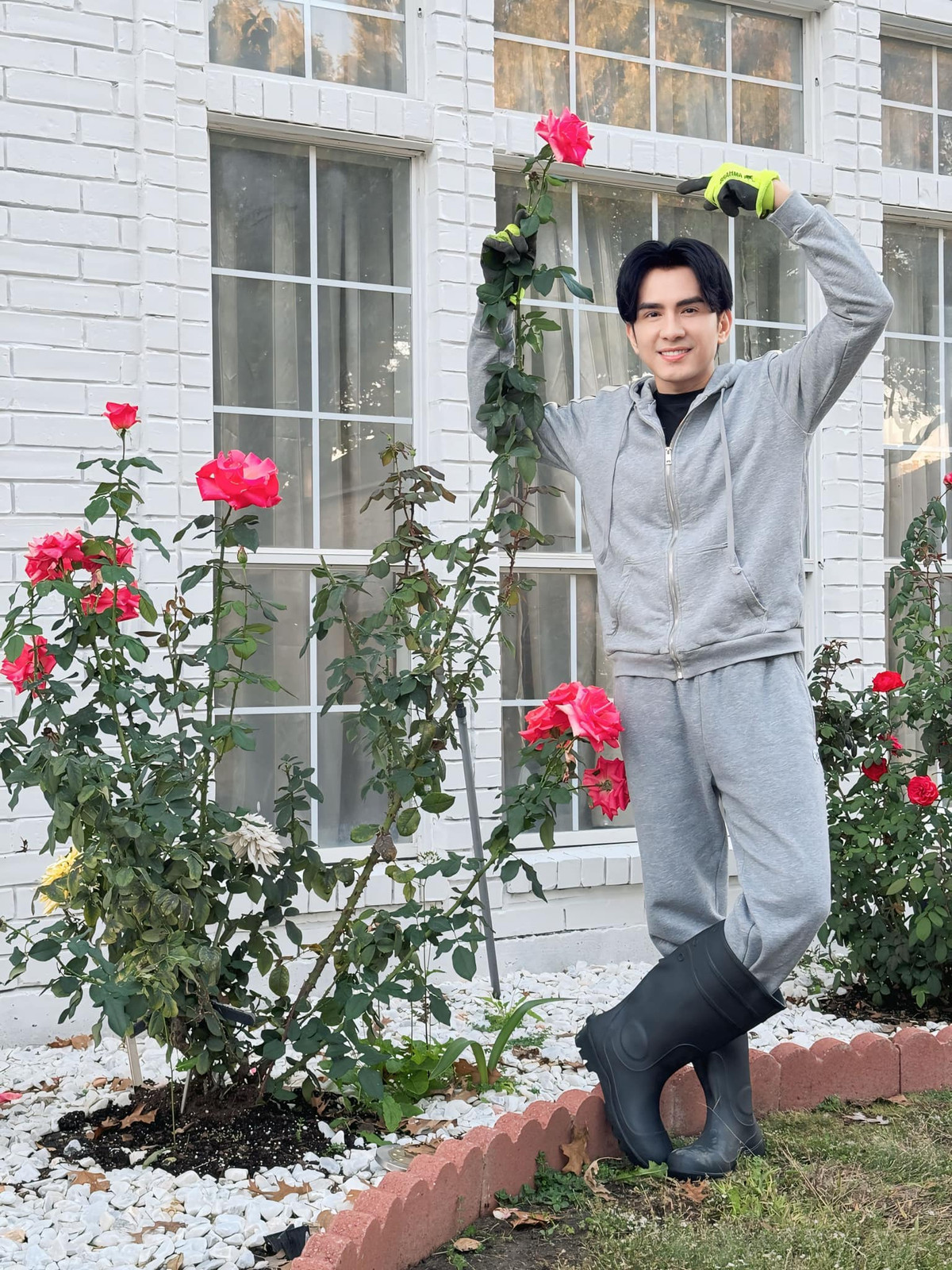 Đan Trường chia sẻ, lúc mua vài chậu trồng trước nhà, chỉ có 2-3 cây hồng thấp tới đầu gối. Nhưng giờ các khóm hồng đã cao hơn nhiều, nở hoa rực rỡ. Ảnh: FB Dan Truong Pham