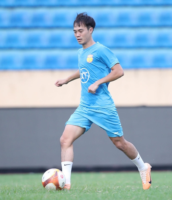 Văn Toàn đang khoác áo cho Thép Xanh Nam Định - câu lạc bộ đang trên đỉnh bảng Night Wolf V.League 1 mùa giải 2023 - 2024. Ảnh: Người lao động
