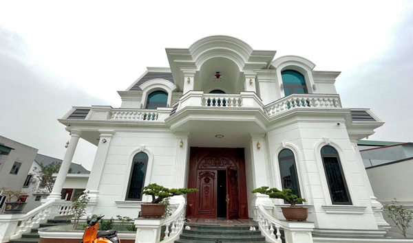 Sau nhiều năm thi đấu chuyên nghiệp và kinh doanh thời trang, Văn Toàn sở hữu khối tài sản đáng nể. Nam cầu thủ đã xây tặng ba mẹ căn biệt thự đồ sộ tại quê nhà Hải Dương. Ảnh: Baohaiduong