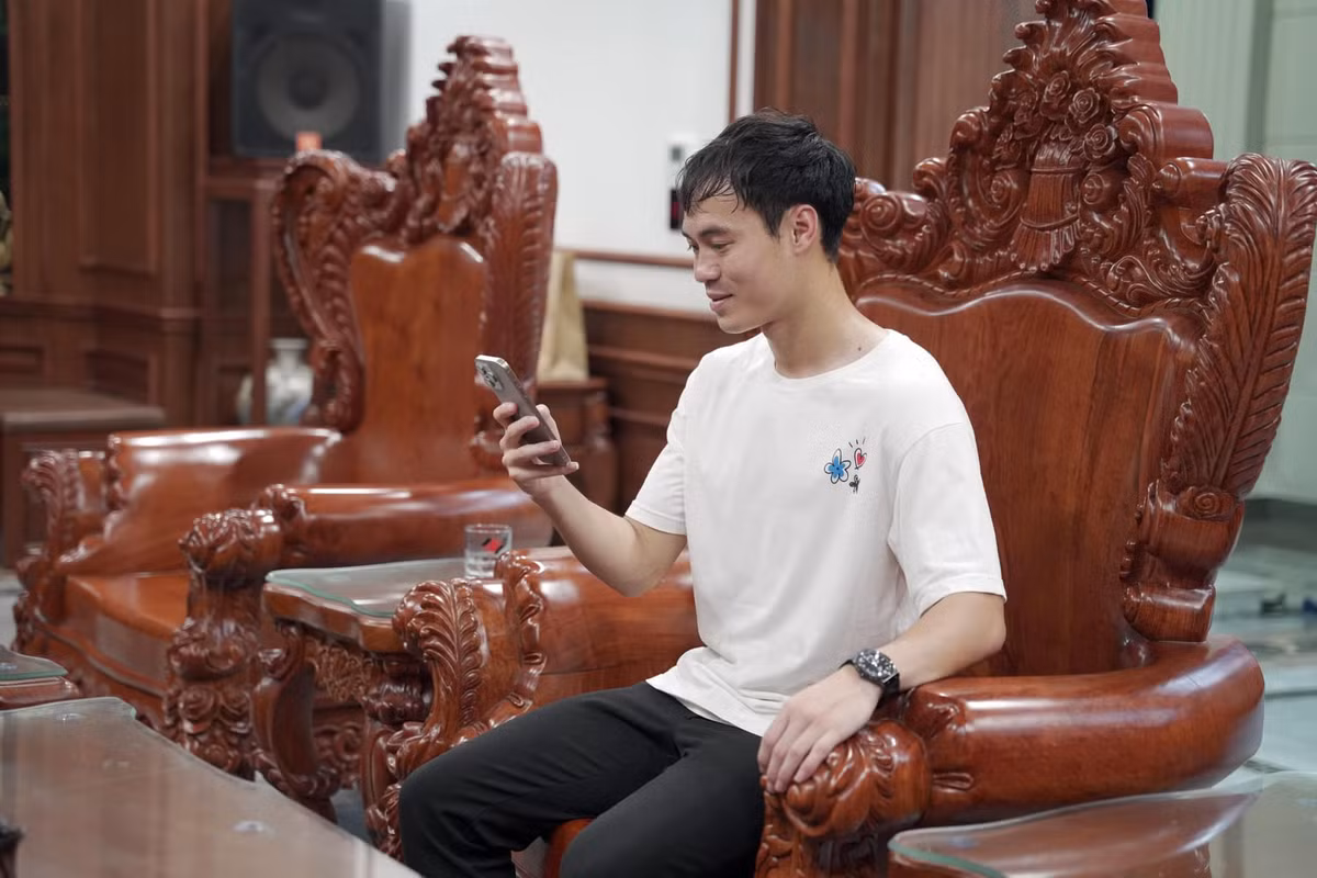 Bộ bàn ghế bằng gỗ đồ sộ nổi bật trong phòng khách. Ảnh: FB Nguyễn Văn Toàn