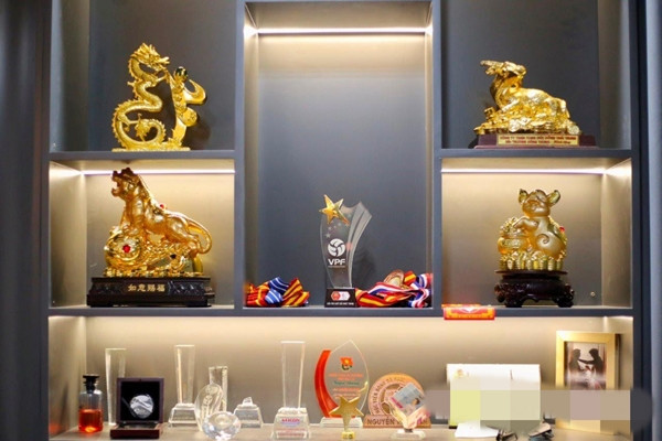 Phòng ngủ của Văn Toàn ở tầng 2, trưng bày nhiều cúp, huy chương và quà của người hâm mộ tặng. Ảnh: Baohaiduong