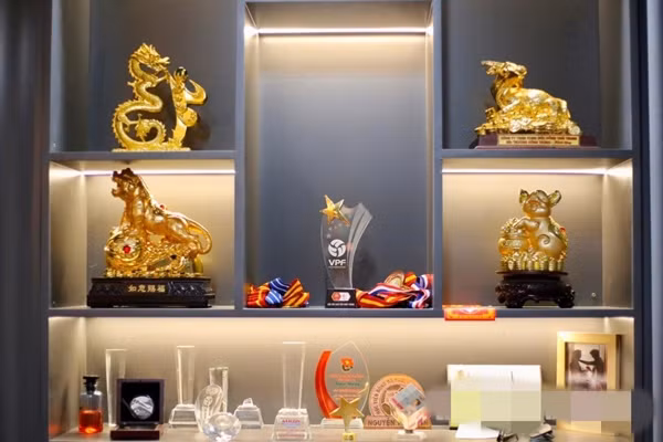 Phòng ngủ của Văn Toàn ở tầng 2, trưng bày nhiều cúp, huy chương và quà của người hâm mộ tặng. Ảnh: Baohaiduong