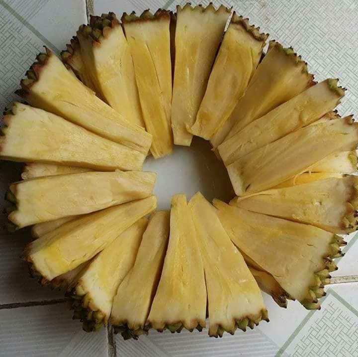 Vỏ mít có màu xanh, tỏa mùi thơm nhẹ, bổ ra không nhìn thấy hạt. Ảnh: Vuonnhasau